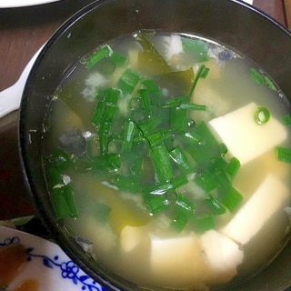 鯖の水煮入り豆腐とわかめの味噌汁